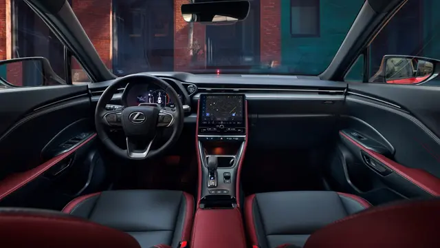 Kabin dibalut kulit semi-anilin hitam dengan aksen Dark Rose, jahitan Tatami merah, dan ambient light 64 warna (Lexus)