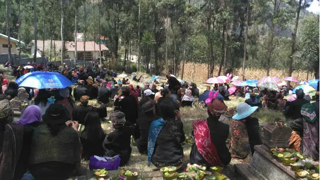 Ritual Nyadran, tradisi warga Tengger berziarah ke makam keluarga. (Liputan6.com/Dian Kurniawan)