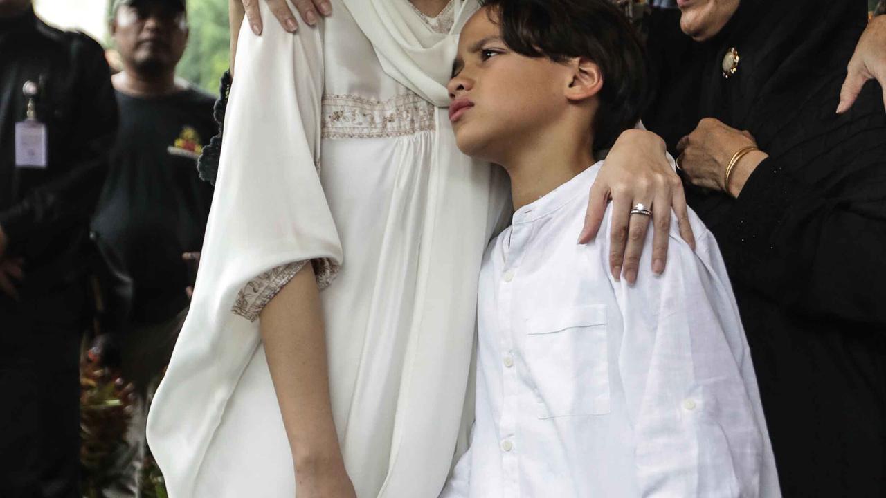 Duka Bunga Citra Lestari di Pusara Ashraf Sinclair