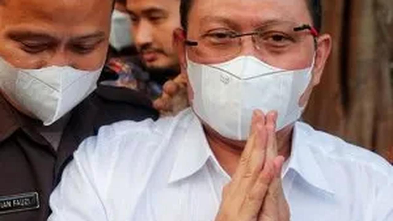Sebelumnya, Hasbi Hasan merasa keberatan dengan penetapan statusnya sebagai tersangka oleh KPK. Walhasil, Hasbi tidak pernah hadir setiap panggilan KPK untuk diperiksa sebagai tersangka.