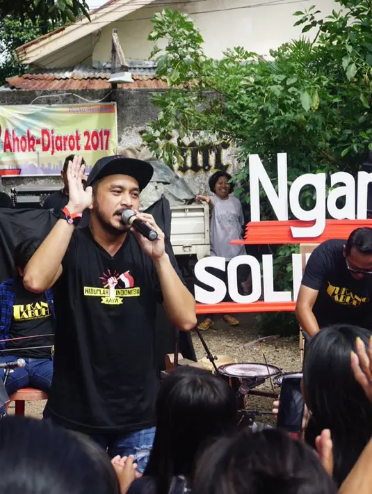 Ngamen Solidaritas, itulah cara Giring dalam menghibur masyarakat. Ditengah suasana sedikit memanas di media sosial terkait Pilkada DKI Jakarta belakangan ini, ia mencoba mendinginkan suasana. (Syaiful Bahri/Bintang.com)