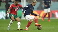 Penyerang Prancis, Antoine Griezmann mengontrol bola dari kalawan pemain Maroko, Yahya Jabrane selama pertandingan semifinal Piala Dunia 2022 di Maroko di Stadion Al Bayt di Al Khor, Qatar, Kamis (15/12/2022). Prancis menang atas Maroko dengan skor 2-0.  (AP Photo/Francisco Seco)
