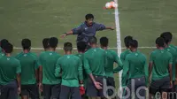 Pelatih Timnas Indonesia U-19, Indra Sjafri, memberikan arahan kepada anak asuhnya saat latihan di Stadion Atang Sutresna Cijantung, Jakarta, Senin (20/3/2017). Latihan perdana ini diikuti oleh 35 pesepak bola U-19. (Bola.com/Vitalis Yogi Trisna)