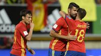 Diego Costa (tengah) merayakan golnya saat Spanyol melawan Liechtenstein pada kualifikasi Piala Dunia 2018 di Reyno de Leon Stadium,Leon (6/9/2016).  (AFP/Miguel Riopa)
