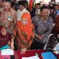 Menteri Sosial Khofifah Indar Parawansa bersama Bupati Bengkulu Utara Mian menyerahkan bantuan kepada warga