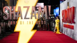 Lucy Liu berpose untuk fotografer setibanya di pemutaran perdana film 'Shazam! Fury of the Gods' di London, Selasa (7/3/2023). Gaun yang dikenakan aktris 54 tahun itu mempunyai train panjang menjuntai dan manyapu lantai. (Photo by Alberto Pezzali/Invision/AP)