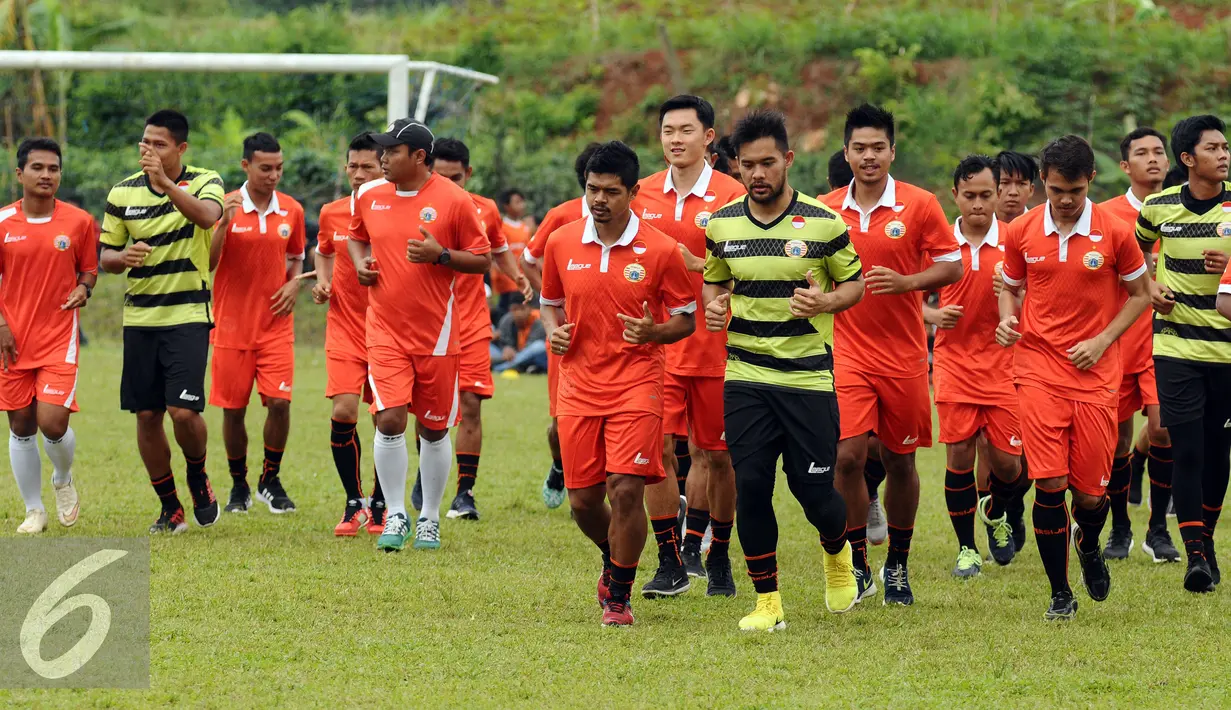 Pemain Persija berlari ringan jelang latihan di National Youth Training Centre, Sawangan, Depok, Selasa (24/1). Latihan ini bagian persiapan mengarungi kompetisi musim 2017. (Liputan6.com/Helmi Fithriansyah)  
