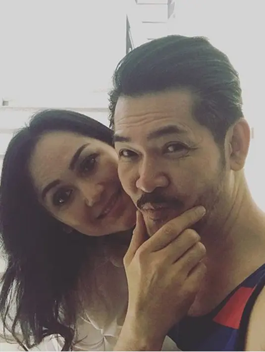 Aktor film Ca Bau Kan akan mencintai istrinya hingga tak terbatas waktu. Ingin menghabiskan sisa hidupnya bersama istrinya dengan waktu yang berkualitas. Mengunjungi tempat-tempat yang indah bersama. (Instagram/ferrysal1m)