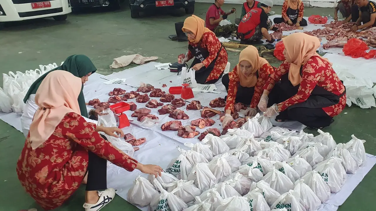 Dharma Wanita Persatuan Kementerian Agama (DWP Kemenag) membagikan 250 paket kurban kepada yatim dan dhuafa di Jakarta dalam rangka Hari Raya Idul Adha 1444 Hijriah.
