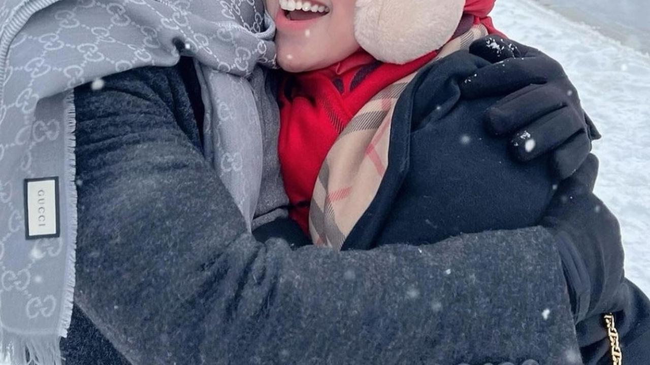 8 Foto Bahagia Angga Wijaya Saat Umumkan Kehamilan Sang Istri Tercinta