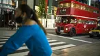 Sebuah bus bertingkat yang digunakan untuk iklan melintasi kota menunggu di lampu lalu lintas di distrik perbelanjaan Ginza Tokyo, Kamis (23/9/2021). Kawasan ini dikenal sebagai kawasan mewah di Tokyo. (AP Photo/Hiro Komae)