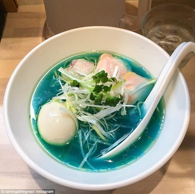 Mie ramen kuah biru jadi tren di Jepang/copyright asiantown.net