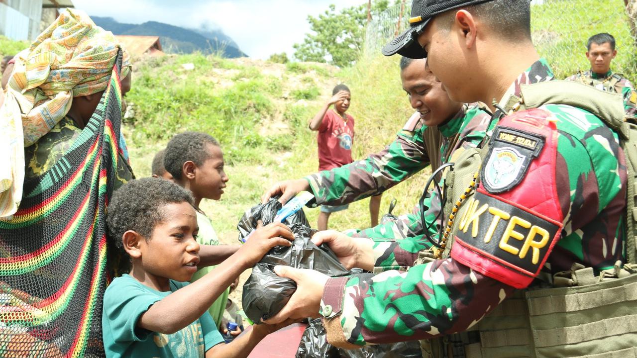 TNI Gelar Pengobatan Gratis dan Bagi Makanan Bergizi di Puncak Jaya