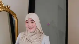 Tidak hanya tampil fashionable saat beraktivitas di luar rumah, Larissa juga menunjukkan perubahan bentuk tubuhnya usai melahirkan. Dalam sebuah potret lainnya, ia tampak mengenakan hijab beige dengan busana simpel berupa baju lengan panjang abu-abu dan rok navy. Hal yang paling mencuri perhatian adalah korset hitam yang dikenakannya, menandakan usahanya untuk kembali ke bentuk tubuh ideal.  (Liputan6.com/IG/@larissachou)
