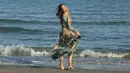 Model asal Brasil Isabeli Fontana saat bermain di pantai selama Festival film Venice ke-74 di Venice, Italia (30/8). Model seksi ini menjadi sorotan warga saat pemotretan di pantai tersebut. (Photo by Joel Ryan/Invision/AP)