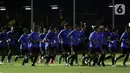 Pemain Timnas Indonesia U-22 saat melakukan pemanasan jelang latihan di Lapangan D, Kompleks Gelora Bung Karno, Senayan, Jakarta, Selasa (2/3/2021). Latihan ini persiapan untuk dua ajang uji coba melawan tim Liga 1 Indonesia dan SEA Games 2021 di Vietnam. (Liputan6.com/Helmi Fithriansyah)