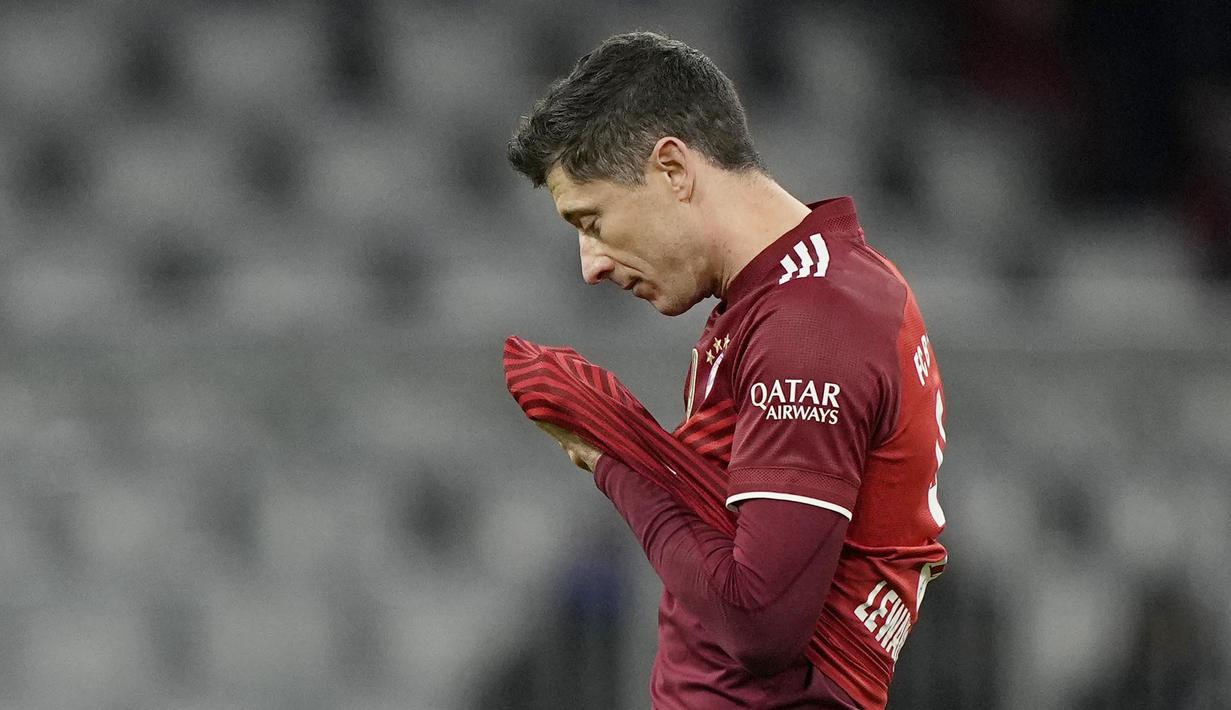 Robert Lewandowski yang tampil memukau sepanjang tahun ini lagi-lagi gagal menyabet gelar bergengsi Ballon d'Or. Bomber Bayern Munchen itu harus puas dengan penghargaan Striker of The Year. (AP/Martin Meissner)