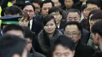 Delegasi Korea Utara, Hyon Song-wol tiba di Stasiun Kereta Seoul, Korea Selatan, Minggu (21/1). Disambut sejumlah warga dan media Korea Selatan, mantan kekasih pemimpin Korut Kim Jong-un itu tidak berkata sepatah kata pun. (Kim In-chul/Yonhap via AP)
