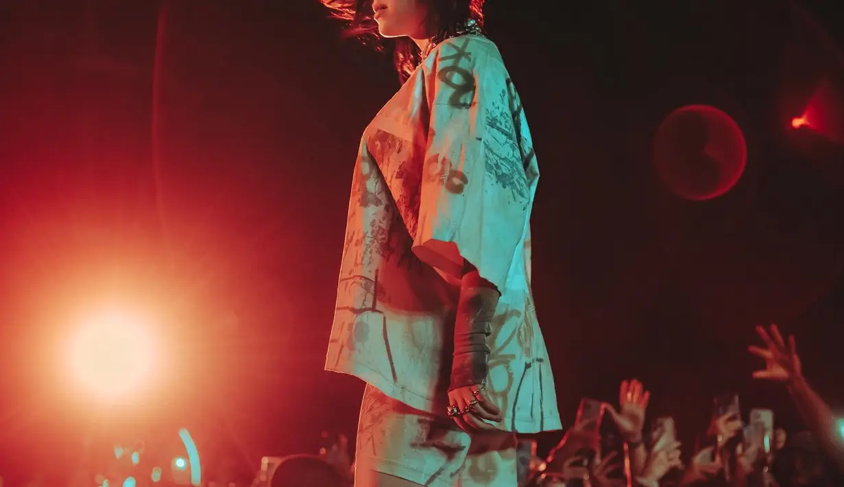 Billie Eilish juga ikut menata gaya rambut space buns saat manggung (Foto: Instagram @coachella)