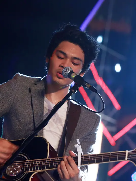 'Kalau live performance emang kadang terjadi hal yang nggak diduga, jadi kita berusaha nyantai, nikmatin dan komunikasi ke penonton ajah sih,' ujar Mika Angelo menjelaskan. (Deki Prayoga/Bintang.com)