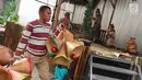 Pekerja membawa dekorasi Natal di tenda Gereja Katedral, Jakarta, Selasa (19/12). Persiapan seperti perawatan interior-eksterior gereja serta pemasangan dekorasi mulai dilakukan pihak gereja untuk menyambut Hari Natal. (Liputan6.com/Immanuel Antonius)