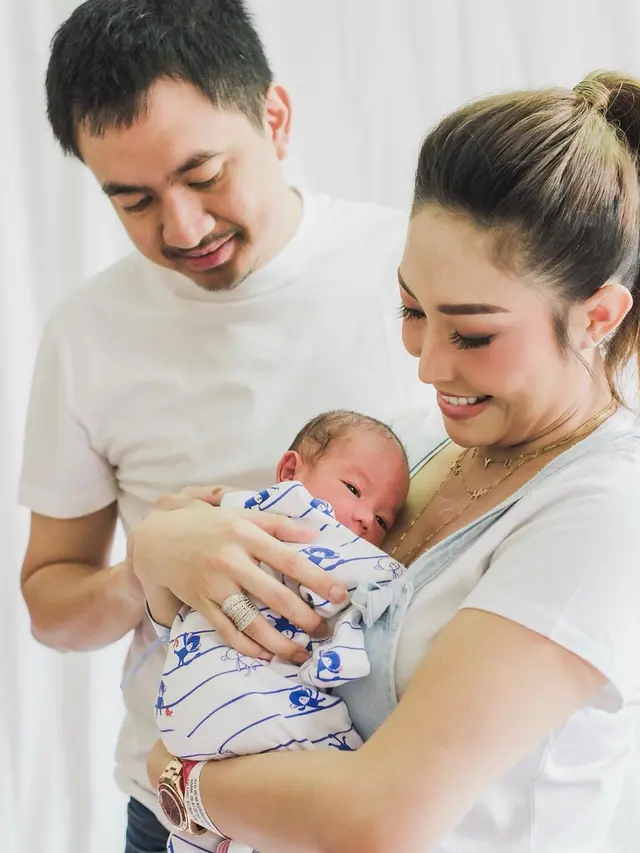 7 Potret Terbaru Ayu Dewi Paska Melahirkan Anak Ketiga
