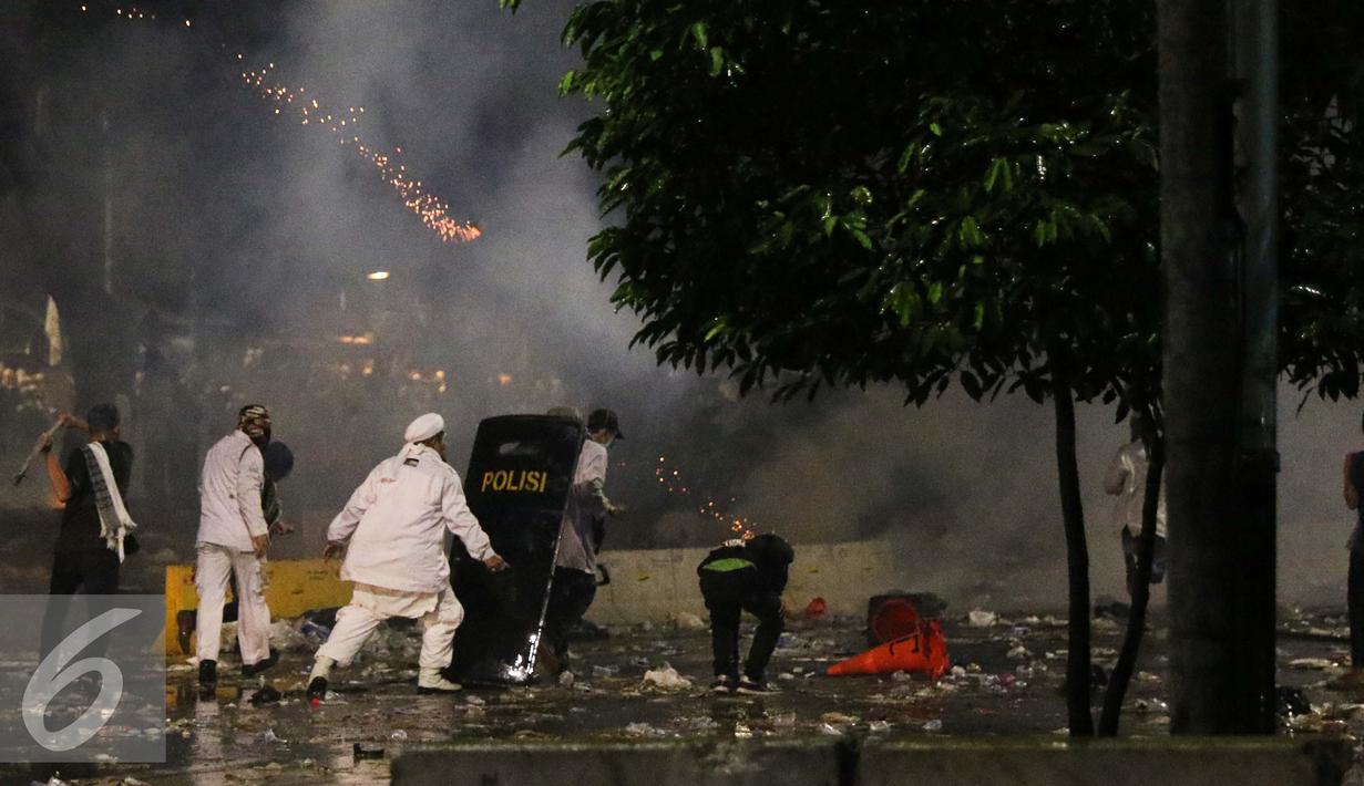 Gas air mata yang dilemparkan polisi membuat keadaan sekitar menjadi berkabut, Jakarta, Jumat (4/11). Diduga bentrok terjadi saat massa HMI menyerang polisi dan polisi membalasnya dengan melempar gas air mata. (Liputan6.com/Gempur M Surya)