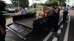 Unit K9 melakukan pemeriksaan kendaraan di kompleks Parlemen, Jakarta, Kamis (17/10/2019). Pengamanan Kompleks Parlemen makin diperketat jelang pelantikan Presiden dan Wakil Presiden terpilih Joko Widodo-Ma'ruf Amin pada 20 Oktober 2019. (Liputan6.com/JohanTallo)