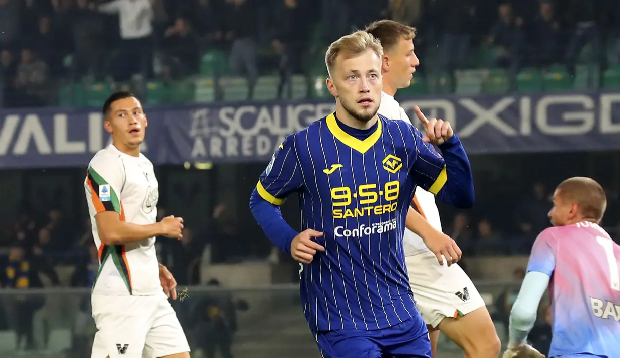 Pemain Hellas Verona, Casper Tangstedt melakukan selebrasi setelah mencetak gol penyeimbang ke gawang Venezia pada laga lanjutan Liga Italia 2024/2025 di Marcantonio Bentegodi Stadium, Italia, Sabtu (05/10/2024) WIB. (AP Photo/LaPresse/Paola Garbuio)