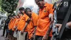 Tersangka dihadirkan saat rilis tindak pidana narkotika di Ditresnarkoba Polda Metro Jaya, Jakarta, Selasa (17/9/2019). Subdit 1 Psikotroipika Ditresnarkoba PMJ berhasil mengungkap kasus narkotika jaringan Malaysia-Batam-Jakarta. (Liputan6.com/Faizal Fanani)