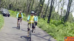 Citizen6, Lumajang: Anggota club gemes mengendarai sepeda menuju Desa Bagu, Kecamatan Pasirian, Kabupaten Lumajang. (Pengirim: Susi)
