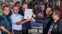 Tim hukum Prabowo-Sandi yang diketuai Bambang Widjojanto (tengah) mendaftarkan gugatan sengketa hasil Pilpres 2019 di Mahkamah Konstitusi, Jakarta, Jumat, (24/5/2019).Tim Hukum Prabowo-Sandiaga menilai ada kecurangan yang terstruktur, sistematis, dan masif. (Liputan6.com/Johan Tallo)