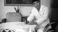 Soekarno dengan jas putih. Beberapa waktu lalu, Presiden Jokowi juga pernah memakai pakaian serupa. (Via: apaopinilo.wordpress.com)