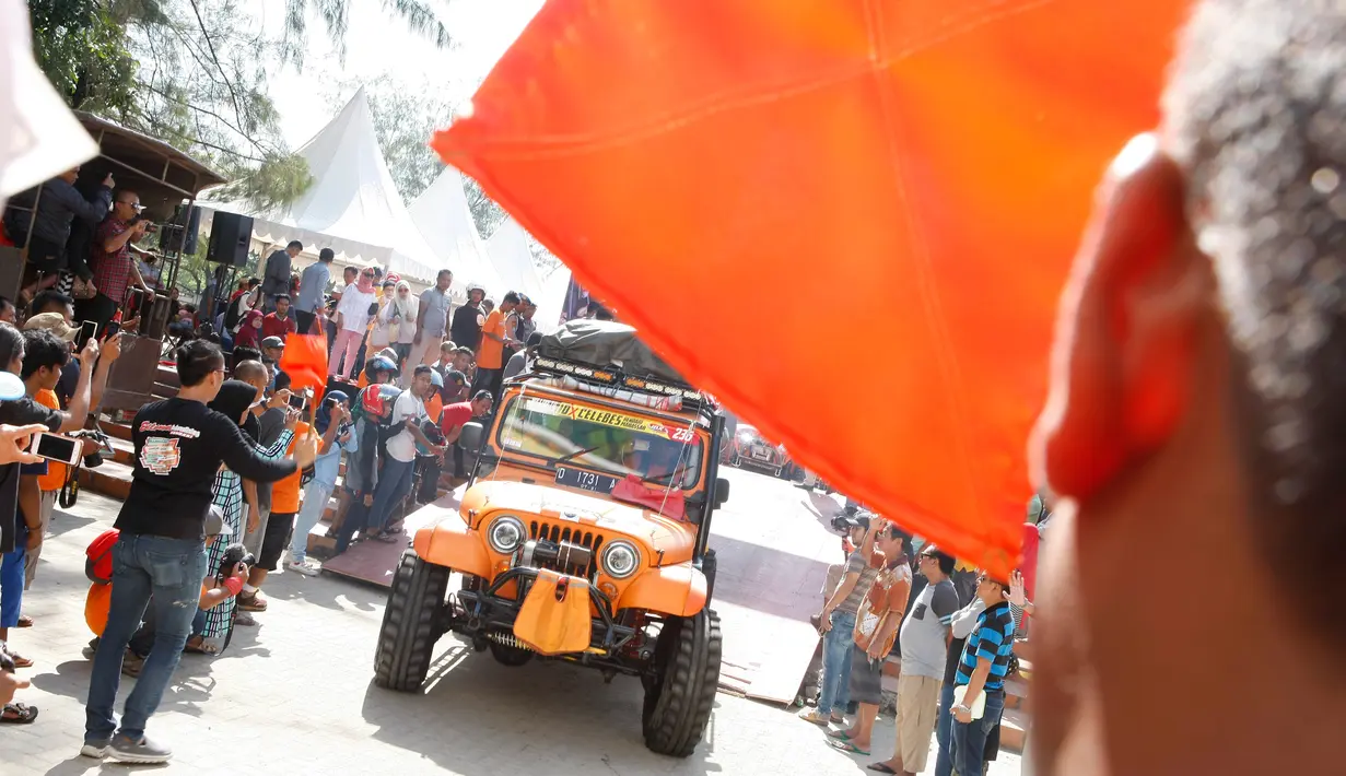 Peserta Indonesia Off-road eXpedition (IOX) Celebes 2017 memulai penjelajahan dari Kota Kendari menuju Kota Makassar, Provinsi Sulawesi Selatan, Sabtu (7/10). Peserta melakukan perjalanan sepanjang sekitar 1.500 km dalam 15 hari. (Foto: Ridhwan Siregar)