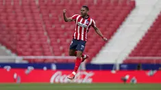 Bek Atletico Madrid, Renan Lodi berselebrasi setelah mencetak gol pertama untuk timnya ke gawang Osasuna pada laga pekan ke-37 LaLiga di Wanda Metropolitano, Minggu (16/5/2021). Sempat tertinggal, Atletico Madrid menang dramatis 2-1 atas Osasuna. (AP Photo/Manu Fernandez)