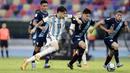 Pemian Timnas Argentina U-20, Matias Soule, berusaha melewati pemain Guatemala, Arian Recinos, pada laga Grup A Piala Dunia U-20 2023 di Estadio Unico Madre de Ciudades, Rabu (24/5/2023). Argentina membungkam Guatemala tiga gol tanpa balas. (AP Photo/Nicolas Aguilera)