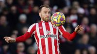 Christian Eriksen akhirnya kembali turun ke lapangan menjalani debutnya untuk Brentford dalam duel kontra Newcastle United pada laga Liga Inggris. (Aaron Chown/PA via AP)