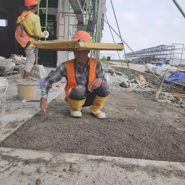 6 Potret Alat Pelindung Kepala Tukang Bangunan Ini Nyeleneh, Bikin Geregetan
