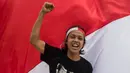 Dengan penuh semangat seorang suporter bernyanyi mendukung Timnas Indonesia yang akan bertanding melawan Vietnam di Stadion Pakansari, Jawa Barat, Sabtu (3/12/2016). (Bola.com/Vitalis Yogi Trisna)