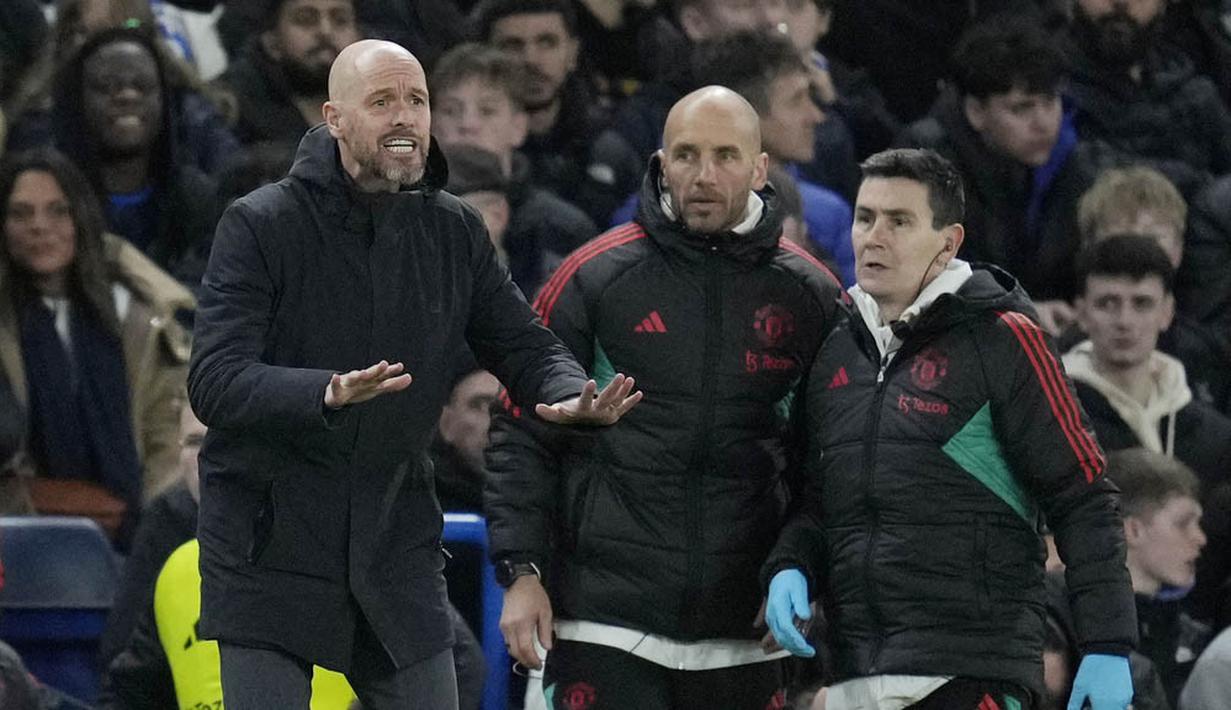 Pelatih Manchester United, Erik ten Hag, memberikan arahan kepada anak asuhnya saat melawan Chelsea pada laga pekan ke-31 Liga Inggris di Stadion Stamford Bridge, Jumat (5/4/2024). (AP Photo/Kin Cheung)