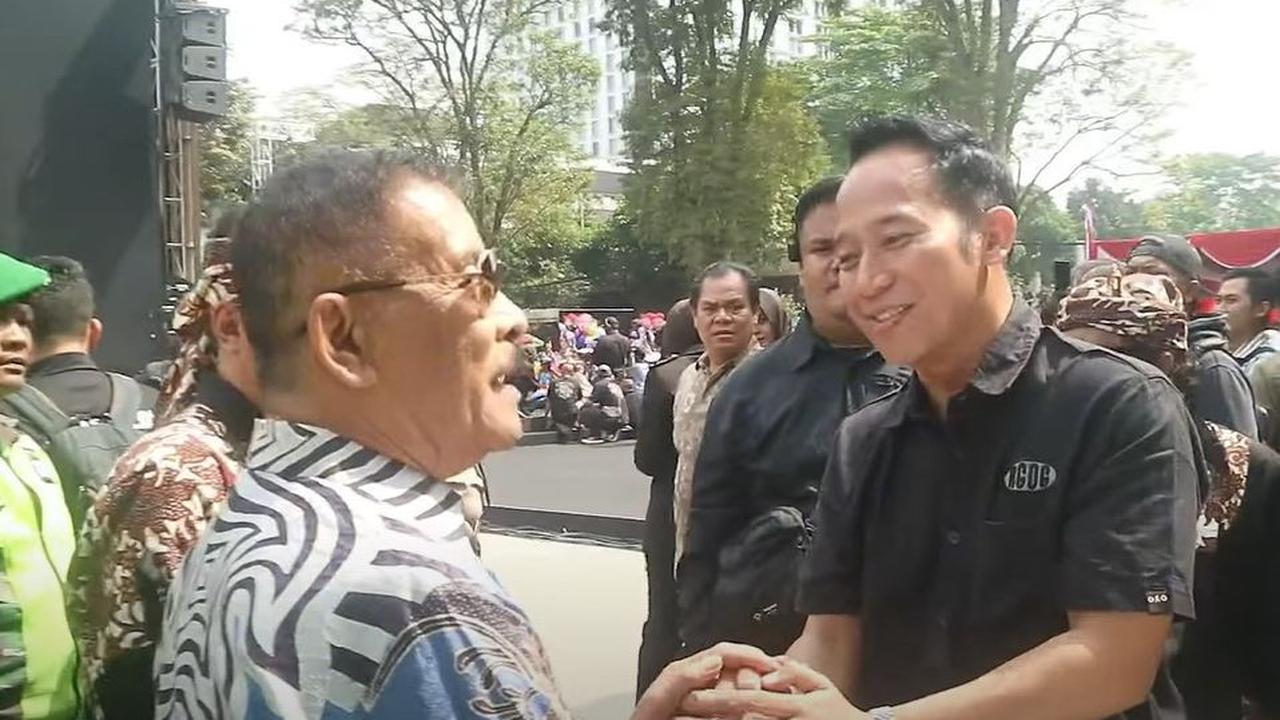 Komisaris di PT Persib Bandung Bermartabat (PBB) ini langsung merogoh kantongnya untuk mengambil uang lembaran Rp100 ribu.