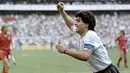 Diego Maradona. Gelandang Argentina yang wafat di usia 60 tahun pada 25 November 2020 ini mengoleksi 21 Caps dalam 4 edisi Piala Dunia (1982, 1986, 1990, 1994). Menorehkan 8 gol dan 8 assist, prestasi terbaiknya adalah menjadi juara pada edisi 1986 mengalahkan Jerman 3-2. (AFP/Staff)