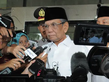 Anggota Dewan Pertimbangan Presiden (Wantimpres) Hasyim Muzadi menyambangi Gedung KPK, Jakarta, Senin (26/1/2015). (Liputan6.com/Herman Zakharia)