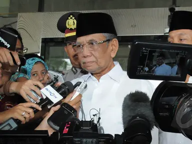 Anggota Dewan Pertimbangan Presiden (Wantimpres) Hasyim Muzadi menyambangi Gedung KPK, Jakarta, Senin (26/1/2015). (Liputan6.com/Herman Zakharia)
