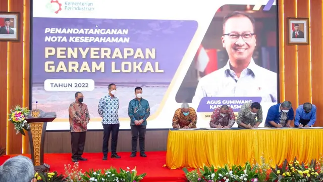 Menteri Perindustrian Agus Gumiwang Kartasasmita (kedua kiri) menyaksikan Penandatanganan Nota Kesepahaman Penyerapan Garam Lokal antara Industri Pengolah Garam dengan Petambak Garam Tahun 2022 di Jakarta, Jumat (5/8/2022). (Dok Kemenperin)
