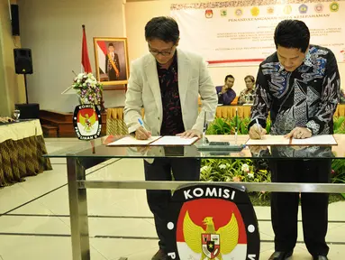 Ketua Komisi Pemilihan Umum (KPU) RI Husni Kamil Manik mendatangani nota kesepahaman antara KPU dengan 9 Perguruan Tinggi di Gedung KPU, Jakarta, Kamis (12/3/2015). (Liputan6.com/Faizal Fanani)