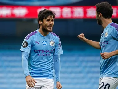 Gelandang Manchester City, David Silva (kiri) berselebrasi usai mencetak gol ke gawang Bournemouth pada pertandingan lanjutan Liga Inggris di Stadion Ethiopia di Manchester, Inggris (15/7/2020). Manchester City menang tipis 2-1 atas Bournemouth. (AP photo/Dave Thompson, Pool)