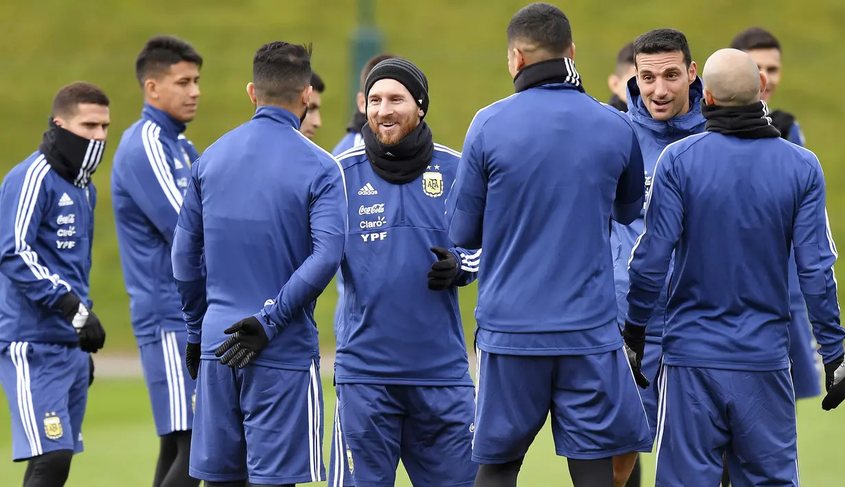 Bintang Argentina, Lionel Messi (tengah) berbincang dengan rekan-rekannya saat sesi latihan di City Football Academy, Manchester, (20/3/2018). Argentina akan melawan Italia pada laga persahabatan di Etihad Stadiu. (Dave Howarth//PA via AP)