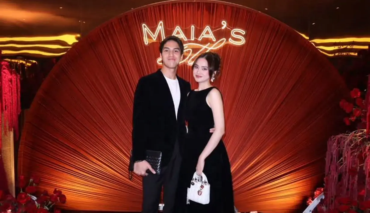 Hadir sebagai calon istri El Rumi, Syifa Hadju tampil memesona dalam sleeveless black dress dengan potongan bersih dan modern. El Rumi tampil senada dalam setelan hitam bernuansa tailored yang terlihat rapi dan maskulin.