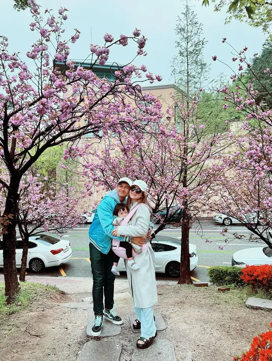 Dari Eropa, Felicya dan keluarga pindah liburan ke Korea Selatan. Di sini, Felicya terlihat mengenakan long coat putih dan light jeans [@felicyangelista_]